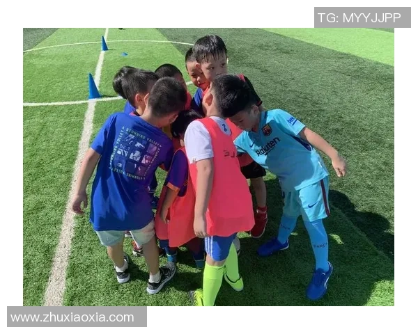 足球明星偶遇小朋友踢球瞬间感动不已传递热爱与梦想